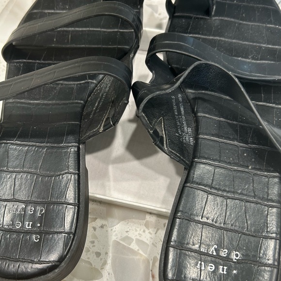 2pairs of slippers - Picture 4 of 4